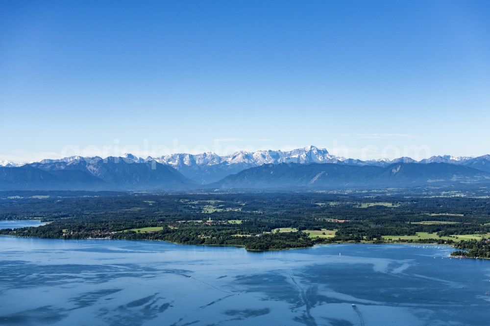 Seeshaupt from the bird's eye view: Riparian areas on the lake area of StRNBERGER SEE Starnberger See with Blick in die Alpen in Berg in the state Bavaria, Germany