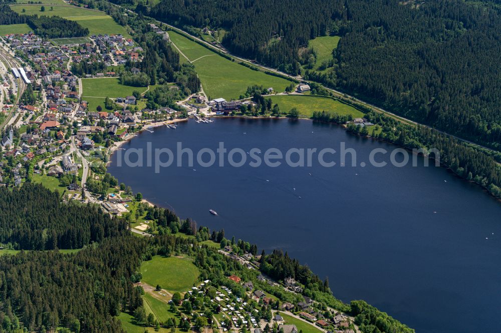 Titisee-Neustadt from the bird's eye view: Riparian areas on the lake area of Titisee in Titisee-Neustadt in the state Baden-Wurttemberg, Germany