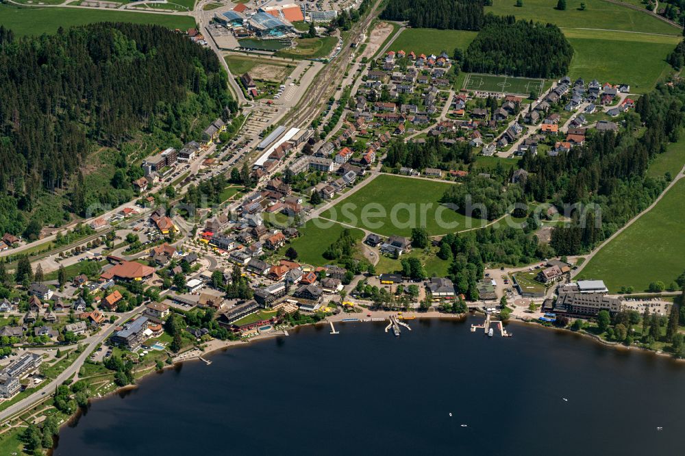 Aerial image Titisee-Neustadt - Riparian areas on the lake area of Titisee in Titisee-Neustadt in the state Baden-Wurttemberg, Germany