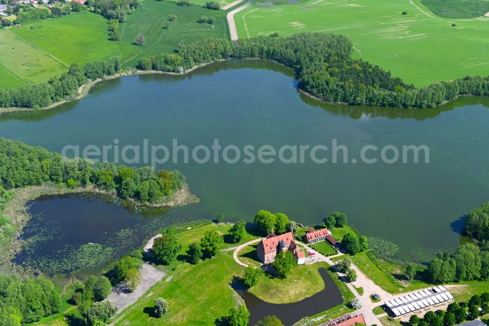 Aerial photograph Ulrichshusen - Riparian areas on the lake area of Ulrichshuser See in Ulrichshusen in the state Mecklenburg - Western Pomerania, Germany