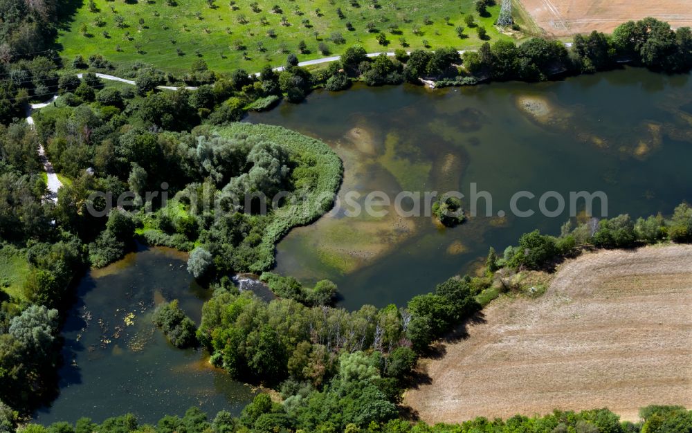 Aerial image Vechelde - Shore areas of a lake with silting up adjacent to agricultural areas in the district Wedtlenstedt in Vechelde in the state Lower Saxony, Germany