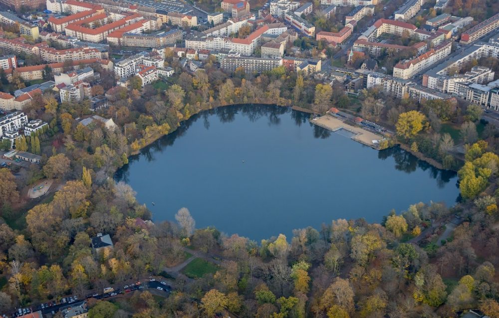 Aerial photograph Berlin - Riparian areas on the lake area of Weisser See in the district Weissensee in Berlin, Germany