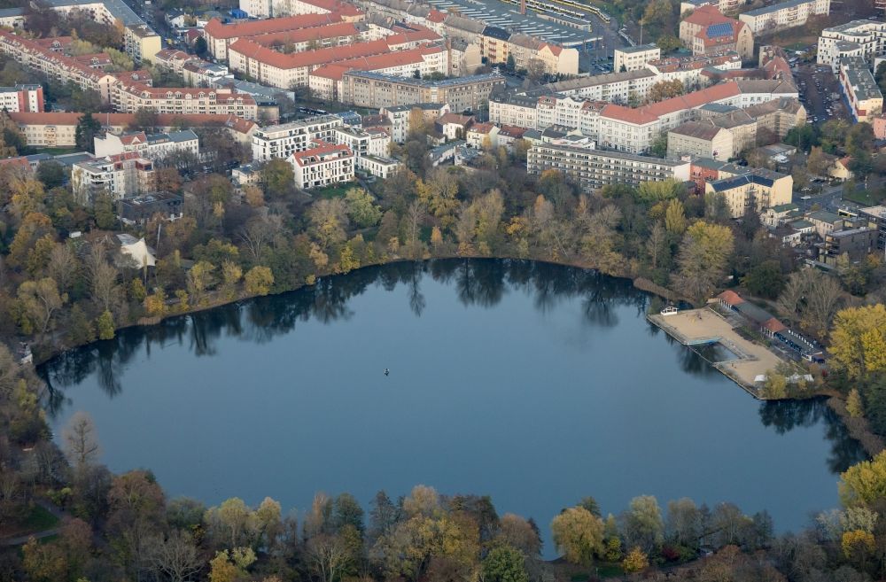 Berlin from above - Riparian areas on the lake area of Weisser See in the district Weissensee in Berlin, Germany