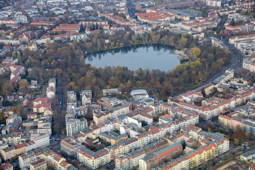 Berlin from the bird's eye view: Riparian areas on the lake area of Weisser See in the district Weissensee in Berlin, Germany
