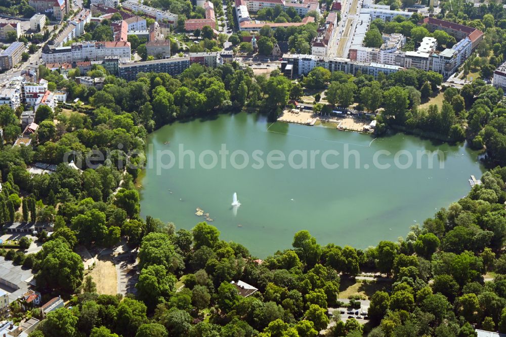 Aerial image Berlin - Riparian areas on the lake area of Weisser See in the district Weissensee in Berlin, Germany