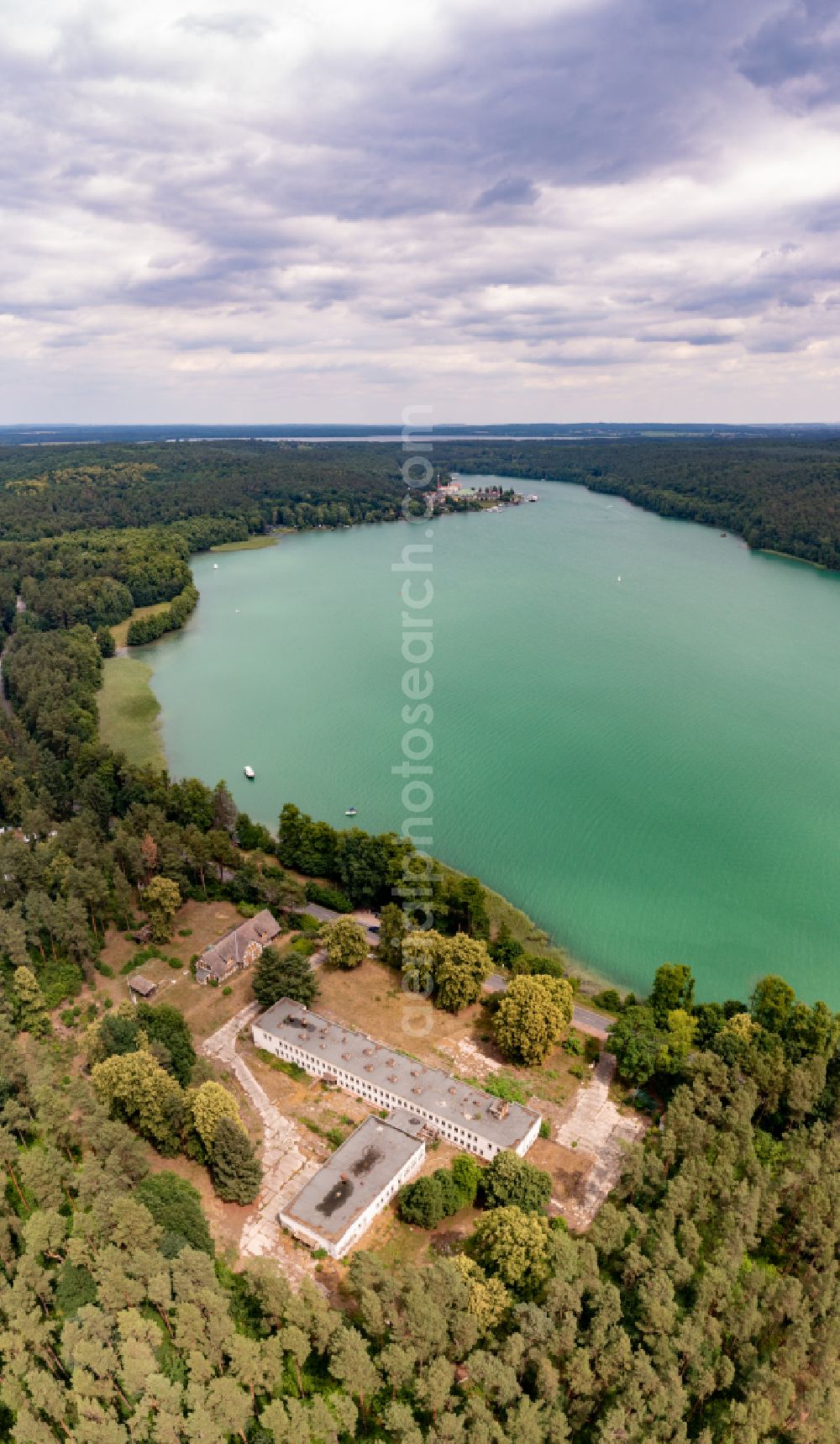Joachimsthal from the bird's eye view: Riparian areas on tuins of old hotel on the lake area Werbellinsee of along the Landesstrasse L220 in a forest area in Joachimsthal in the state Brandenburg, Germany