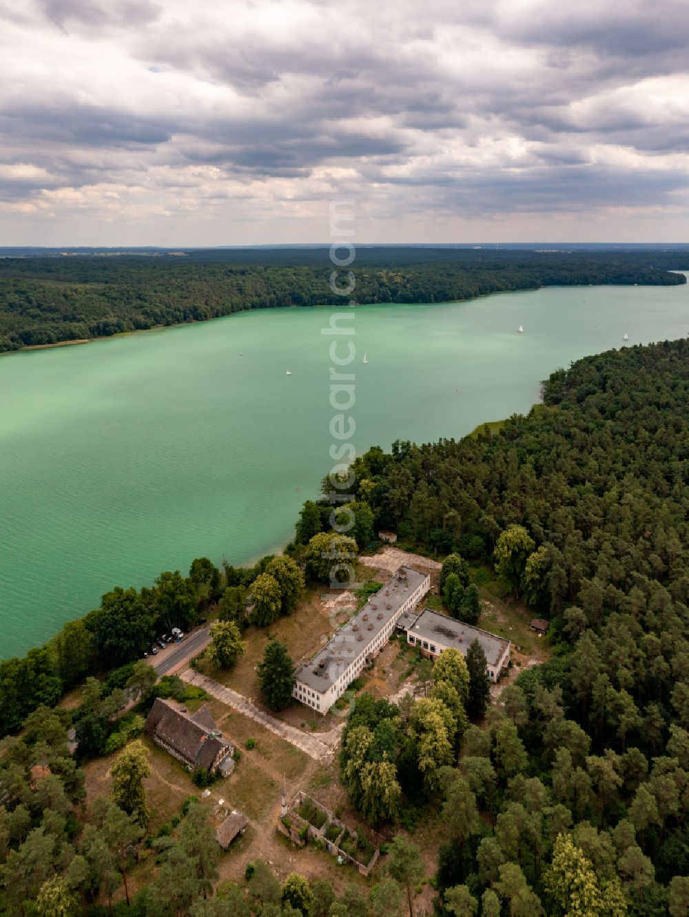 Aerial image Joachimsthal - Riparian areas on tuins of old hotel on the lake area Werbellinsee of along the Landesstrasse L220 in a forest area in Joachimsthal in the state Brandenburg, Germany