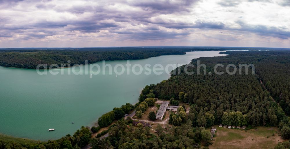 Aerial photograph Joachimsthal - Riparian areas on tuins of old hotel on the lake area Werbellinsee of along the Landesstrasse L220 in a forest area in Joachimsthal in the state Brandenburg, Germany