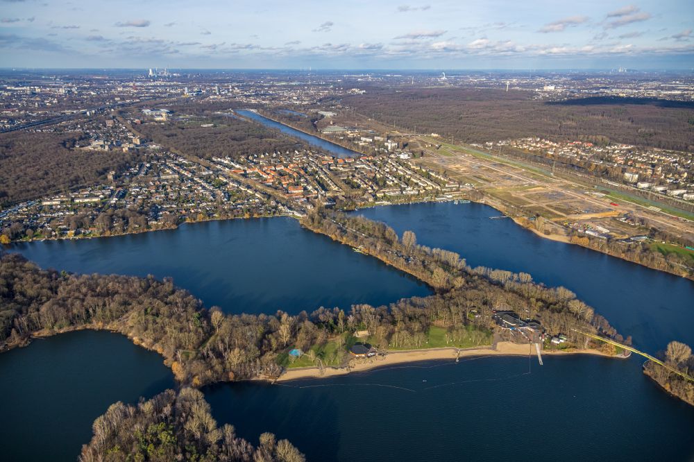 Aerial image Duisburg - Riparian areas on the lake area of Wolfssee der Sechs-Seen-Platte in Duisburg in the state North Rhine-Westphalia