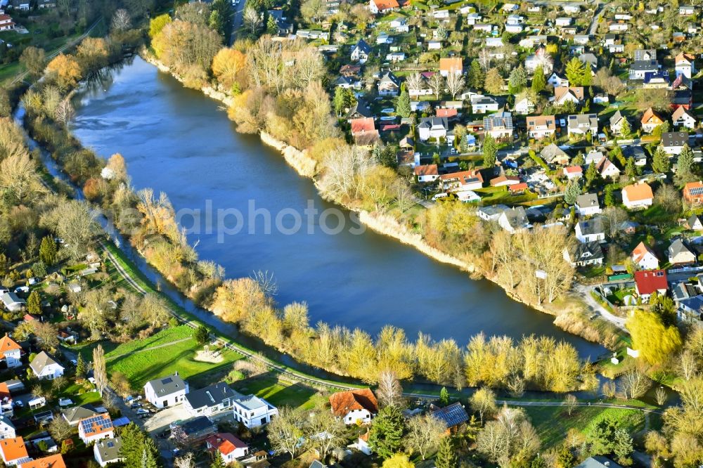 Aerial image Berlin - Riparian areas on the lake area of Wuhlebecken - Wuhlesee in the district Biesdorf in Berlin, Germany