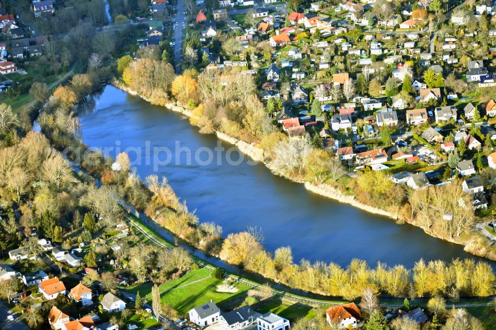 Aerial image Berlin - Riparian areas on the lake area of Wuhlebecken - Wuhlesee in the district Biesdorf in Berlin, Germany