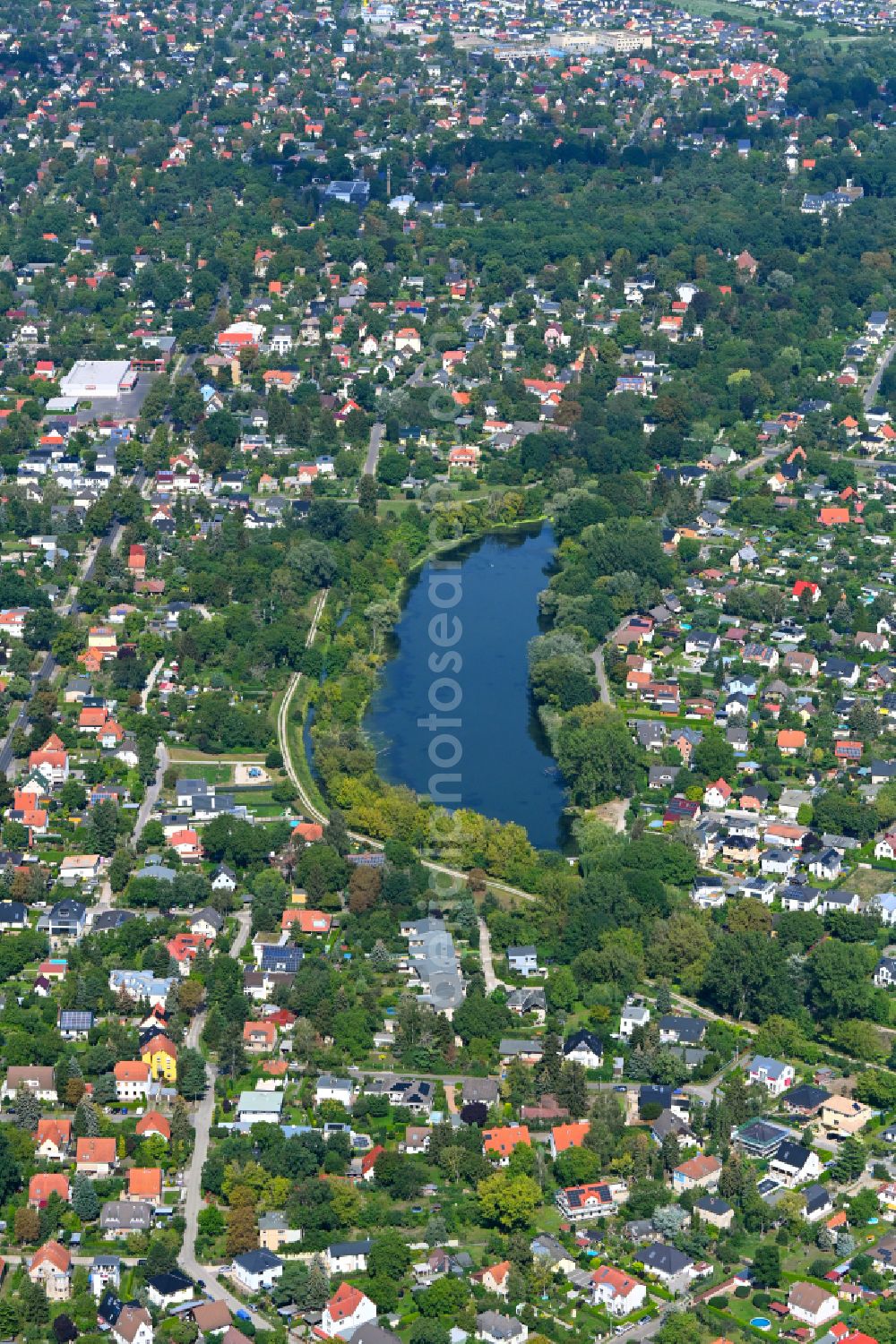 Berlin from the bird's eye view: Riparian areas on the lake area of Wuhlebecken - Wuhlesee in the district Biesdorf in Berlin, Germany