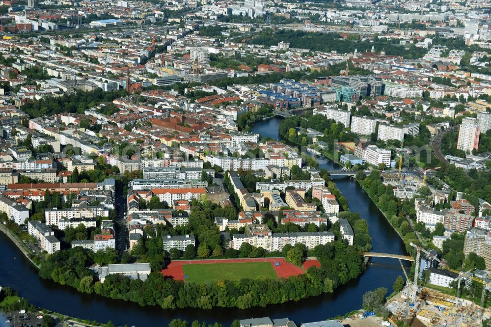 Aerial photograph Berlin - Curved loop of the riparian zones on the course of the river Spree in the district Moabit in Berlin, Germany