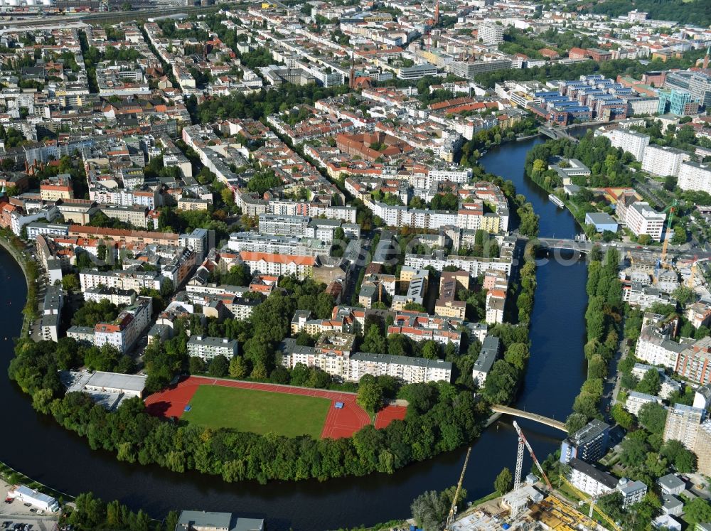 Berlin from the bird's eye view: Curved loop of the riparian zones on the course of the river Spree in the district Moabit in Berlin, Germany
