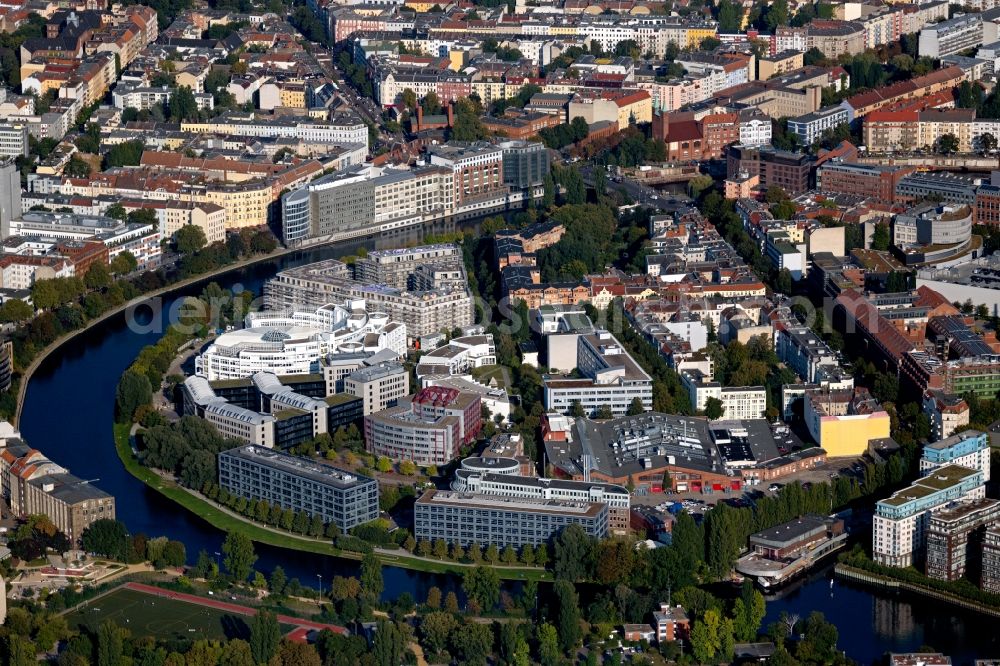 Aerial image Berlin - Curved loop of the riparian zones on the course of the river Spree in the district Moabit in Berlin, Germany