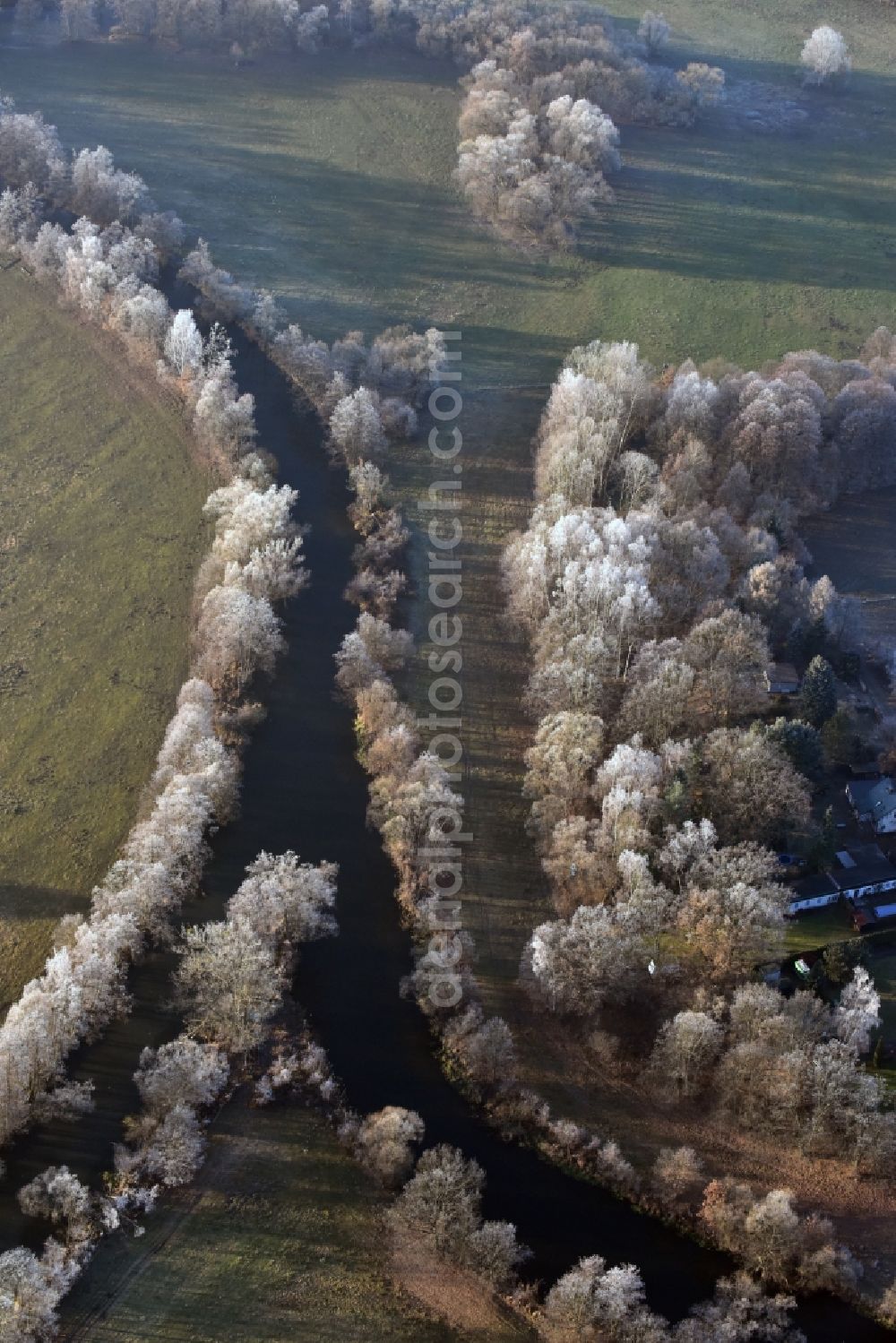 Neu Zittau from the bird's eye view: Curved loop of the riparian zones on the course of the river the Spree with winter rime in the tree tops in Neu Zittau in the state Brandenburg