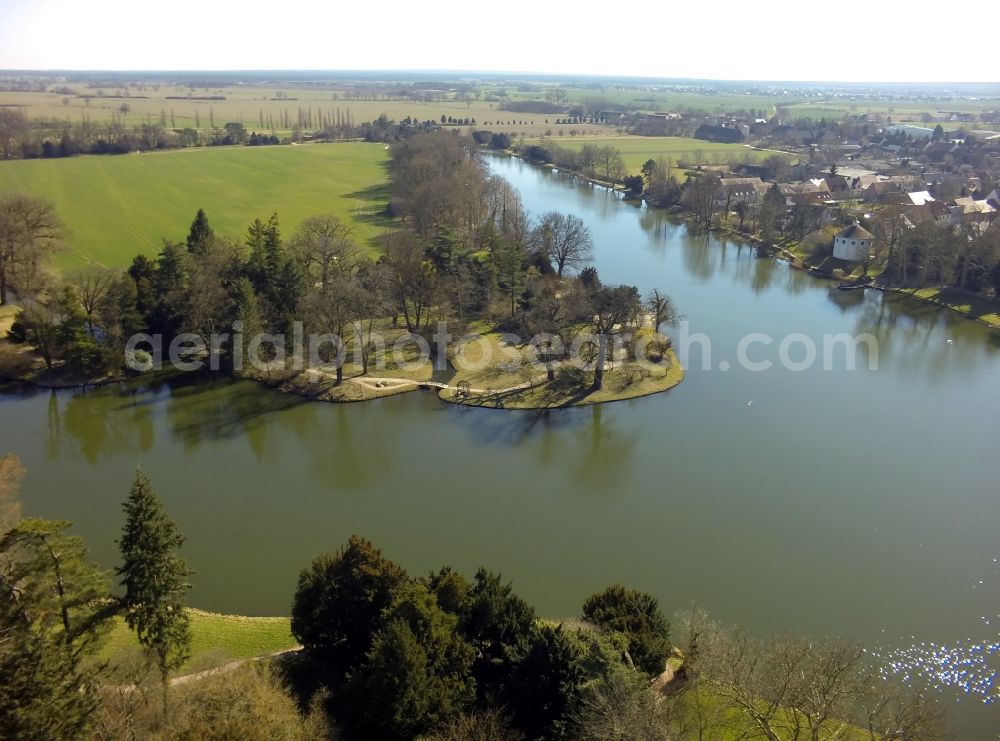 Aerial photograph Wörlitz - Shore areas and walkways on Woerlitzer lake in the park in Woerlitz in Saxony-Anhalt