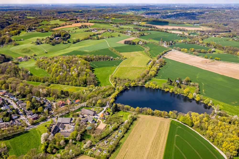 Heiligenhaus from above - Shore areas of the ponds for fish farming Abtskuecher Teich in Heiligenhaus in the state North Rhine-Westphalia