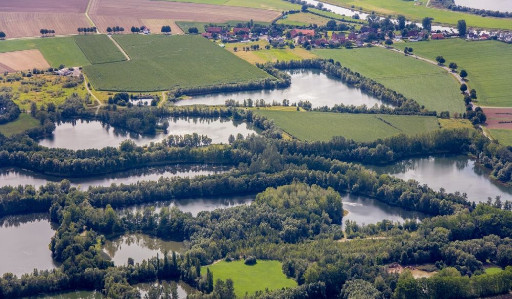Rinteln from the bird's eye view: Shore areas of the ponds for fish farming Grosswieden in Rinteln in the state Lower Saxony, Germany
