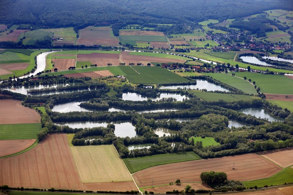 Aerial image Rinteln - Shore areas of the ponds for fish farming Grosswieden in Rinteln in the state Lower Saxony, Germany