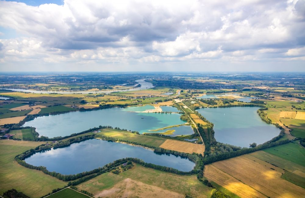 Rees from the bird's eye view: Shore areas of the ponds for fish farming Reeser Meer in Rees in the state North Rhine-Westphalia, Germany
