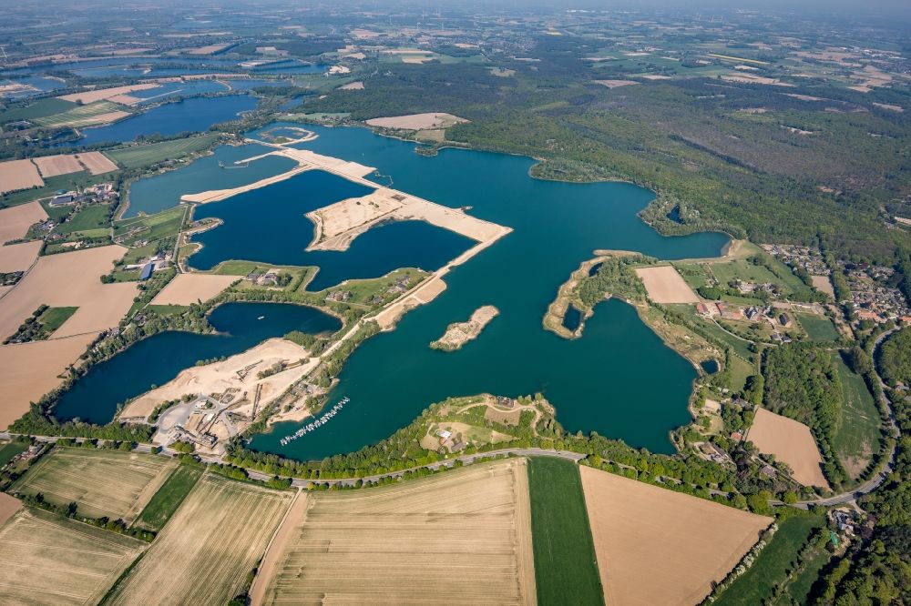 Aerial photograph Vahnum - Shore areas of the ponds for fish farming in Vahnum in the state North Rhine-Westphalia, Germany