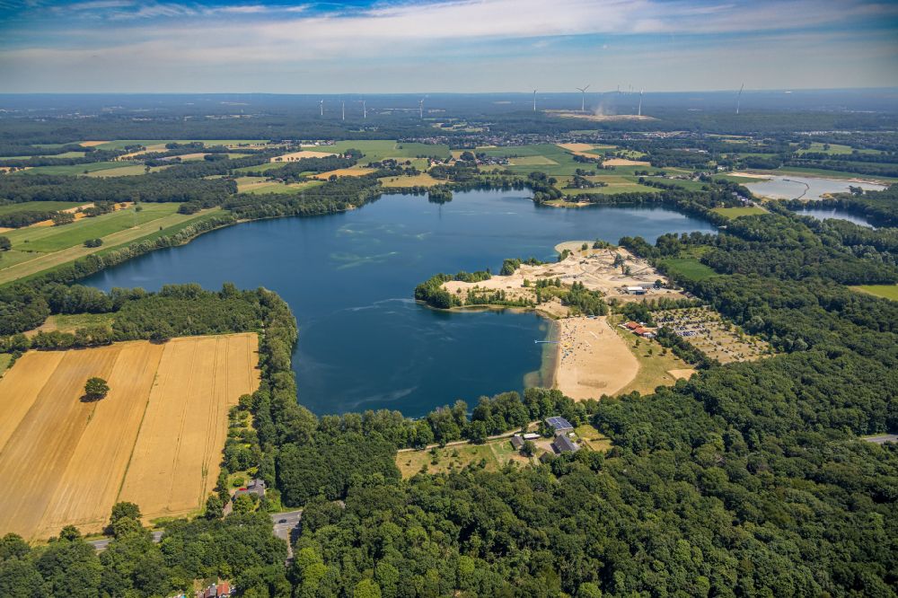 Voerde (Niederrhein) from the bird's eye view: Riparian areas on the lake area of Tenderingssee in Voerde (Niederrhein) in the state North Rhine-Westphalia, Germany