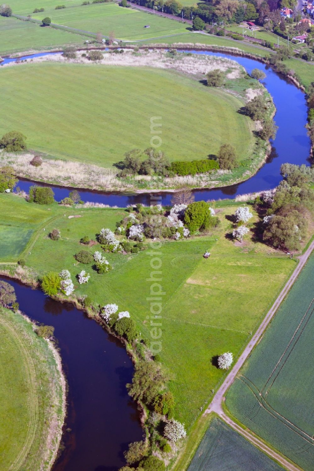 Aerial photograph Göringen - Curved loop of the riparian zones on the course of the river Werra - in Goeringen in the state Thuringia, Germany