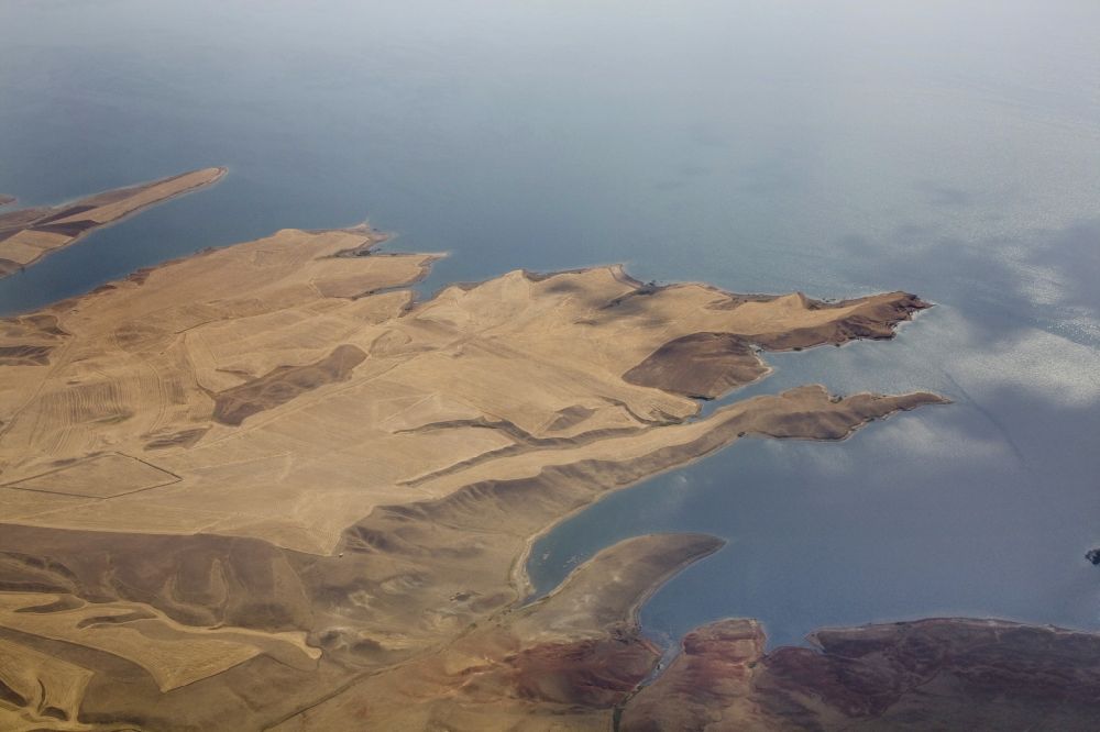 Aerial photograph Hirfanlar - View of a shore landscape at the artificial lake of the Hirfanli / Baraji near Hirfanli village / Köyü in the province / Il Ankara in Turkey / Turkiye. The artificial lake is the second largest lake in terms of area of Turkey and is bordering the provinces / Iller Ankara, Aksaray and Kirsehir