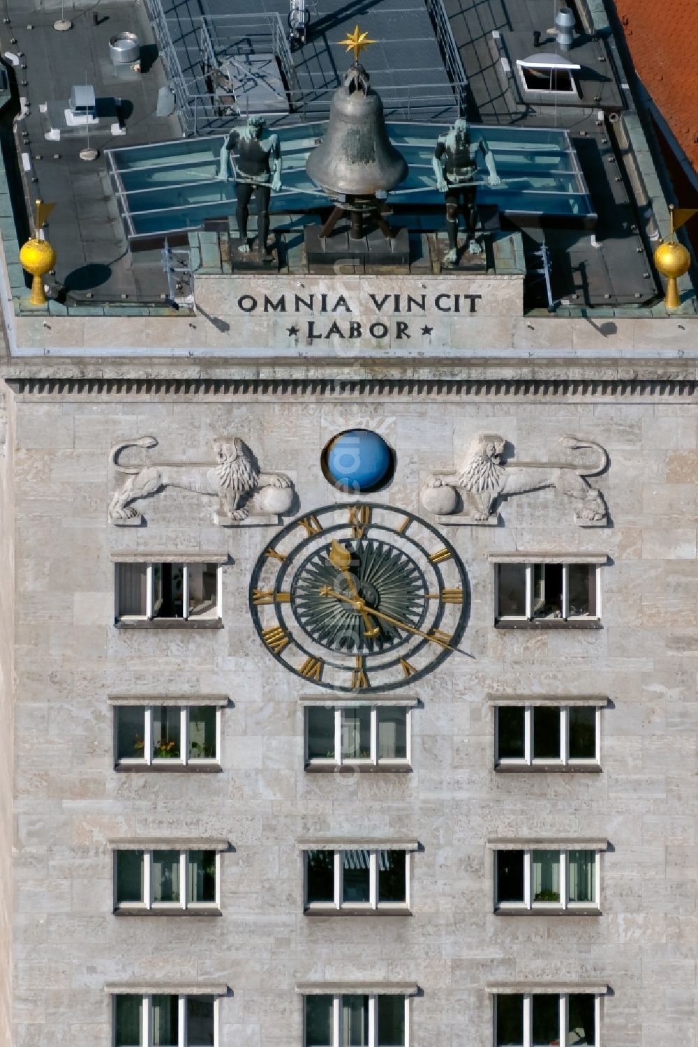 Aerial photograph Leipzig - Clock at the Kroch high-rise with the museum building ensemble Aegyptisches Museum in the district Mitte in Leipzig in the state Saxony, Germany