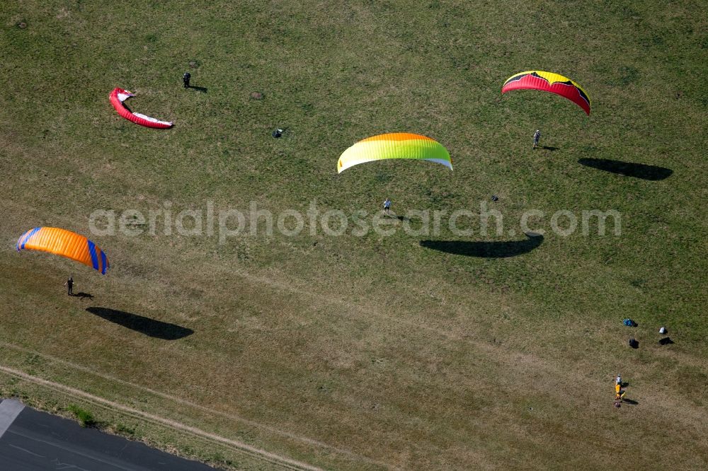 Unterhaching from the bird's eye view: Ultralight aircraft in flight above the sky above the old runway in the Hachinger Tal landscape park in the district Unterbiberg in Unterhaching in the state Bavaria, Germany