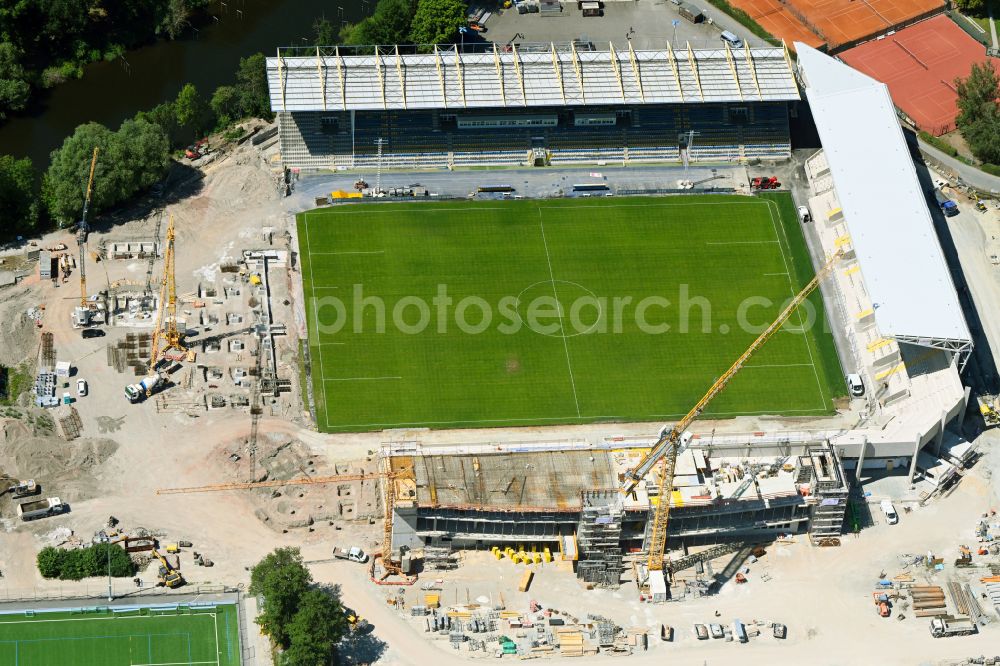 Jena from the bird's eye view: With the conversion and expansion of the sports facility grounds of the Ernst-Abbe-Sportfeld stadium, new grandstands with a complete roof are being built on the street Roland-Ducke-Weg in the district Obere Aue in Jena in the state of Thuringia, Germany
