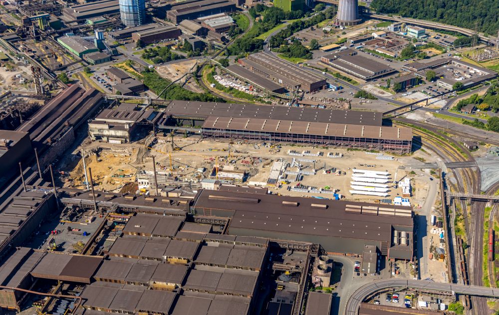 Aerial image Duisburg - Construction site of a hydrogen-powered direct reduction plant for the conversion of the plants and production halls of the steelworks in the industrial area of thyssenkrupp Steel Europe AG on Alsumer Strasse in the district of Marxloh in Duisburg in the Ruhr area in the state of North Rhine-Westphalia, Germany