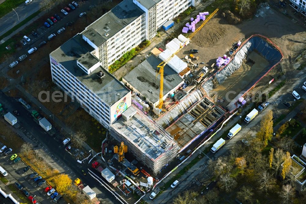 Berlin from the bird's eye view: Construction site for reconstruction and modernization and renovation of an office and commercial building Das Atelierhaus on Prenzlauer Promenade Corner Arnold-Zweig-Strassein the district Pankow in Berlin, Germany