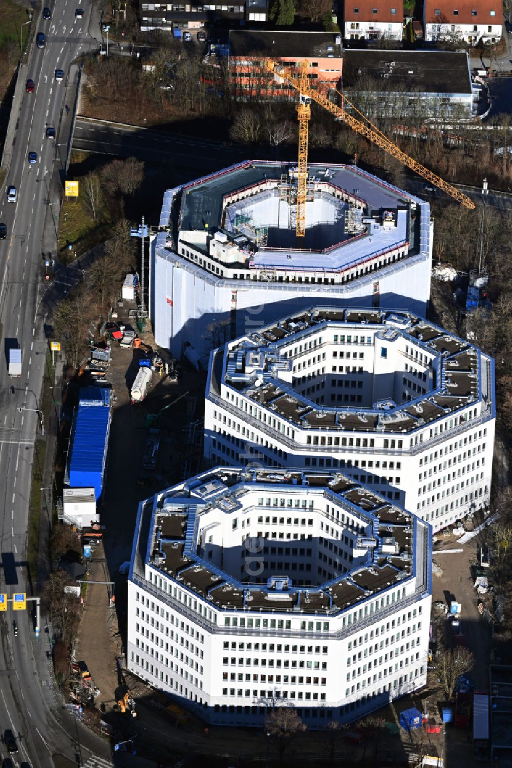 Aerial image Unterföhring - Construction site for reconstruction and modernization and renovation of an office and commercial building Oktavian-Tuerme on street Muenchner Strasse in the district Unterfoehring in Unterfoehring in the state Bavaria, Germany