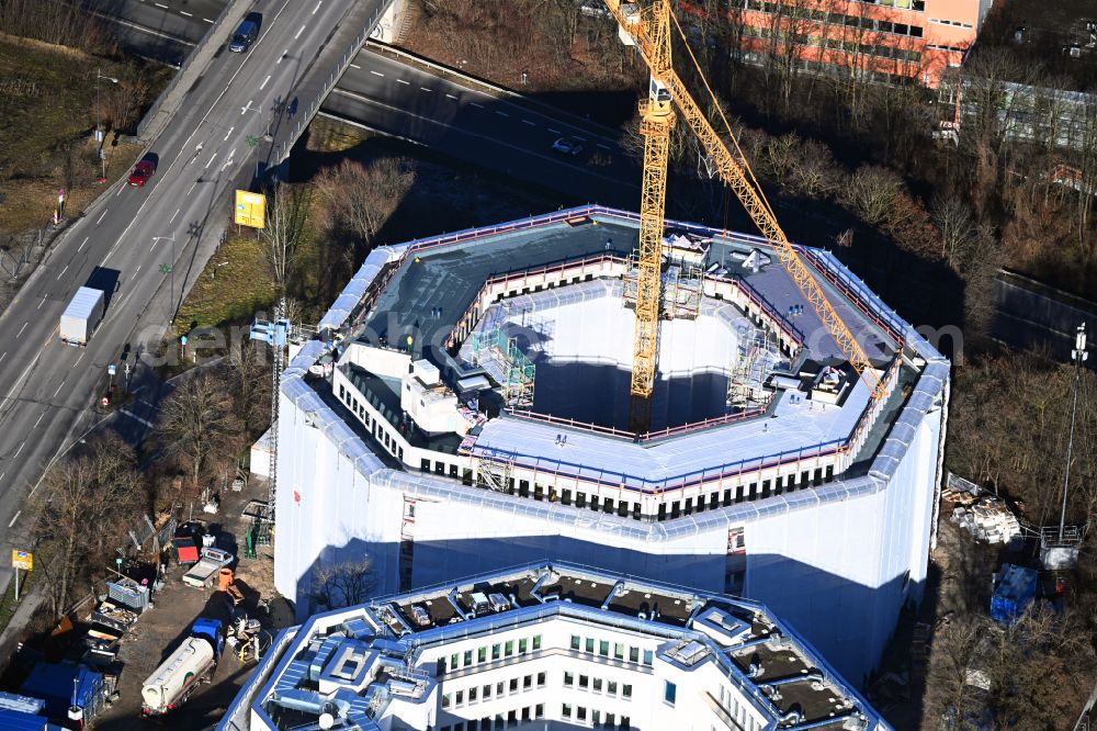 Aerial photograph Unterföhring - Construction site for reconstruction and modernization and renovation of an office and commercial building Oktavian-Tuerme on street Muenchner Strasse in the district Unterfoehring in Unterfoehring in the state Bavaria, Germany