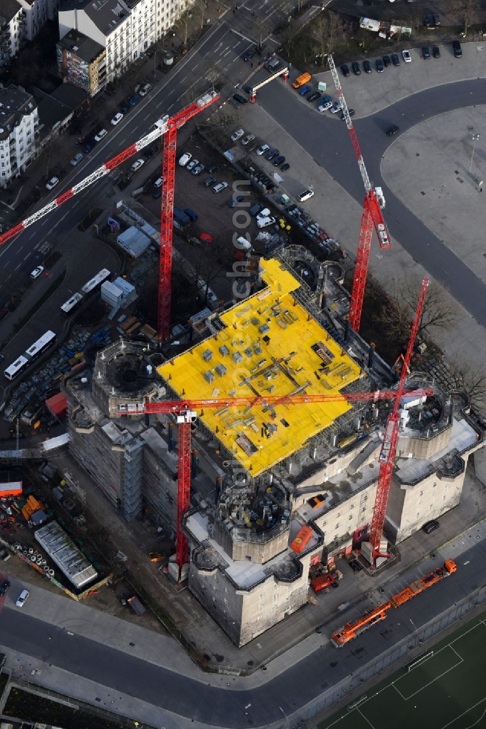 Aerial photograph Hamburg - Construction site on Bunker building complex made of concrete and steel Medienbunker or Hamburger Flaktuerme on Feldstrasse in the district Sankt Pauli in Hamburg, Germany