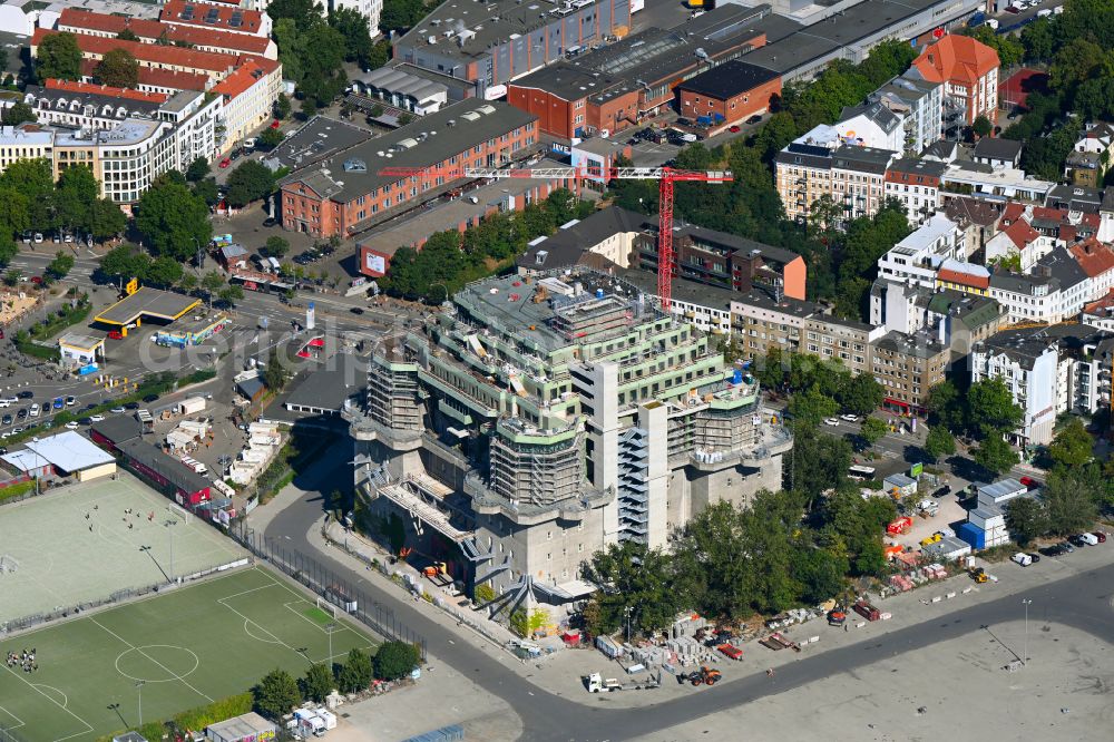 Aerial image Hamburg - Construction site on Bunker building complex made of concrete and steel Medienbunker or Hamburger Flaktuerme on Feldstrasse in the district Sankt Pauli in Hamburg, Germany