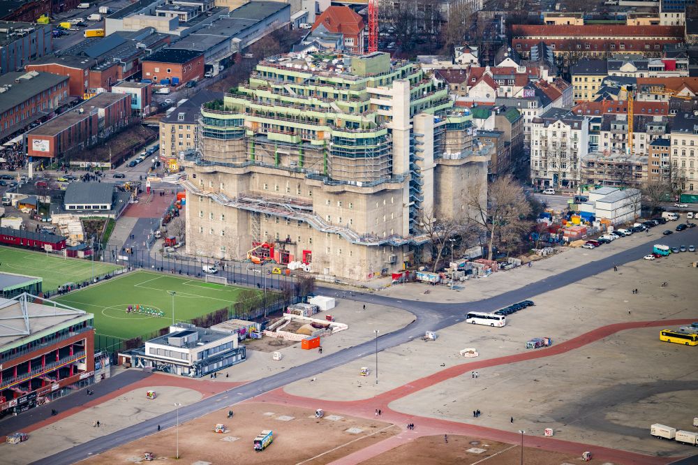 Aerial photograph Hamburg - Construction site for the conversion of the bunker building complex Medienbunker on Feldstrasse in the district of Sankt Pauli in Hamburg, Germany
