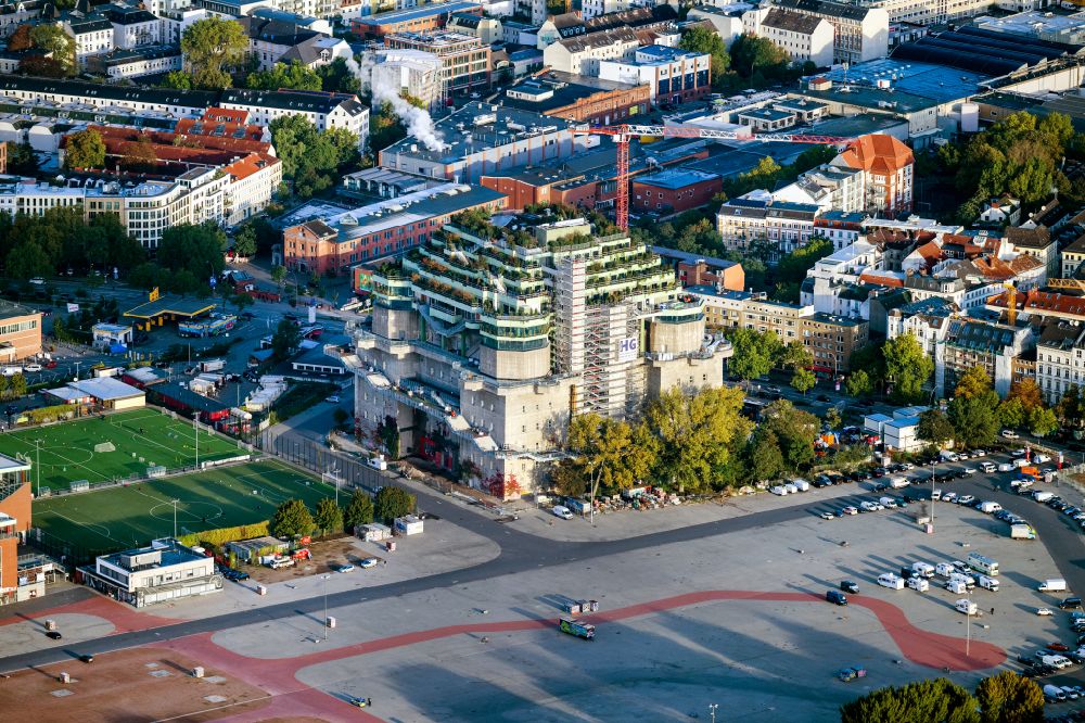 Aerial photograph Hamburg - Construction site for the conversion of the bunker building complex Medienbunker on Feldstrasse in the district of Sankt Pauli in Hamburg, Germany