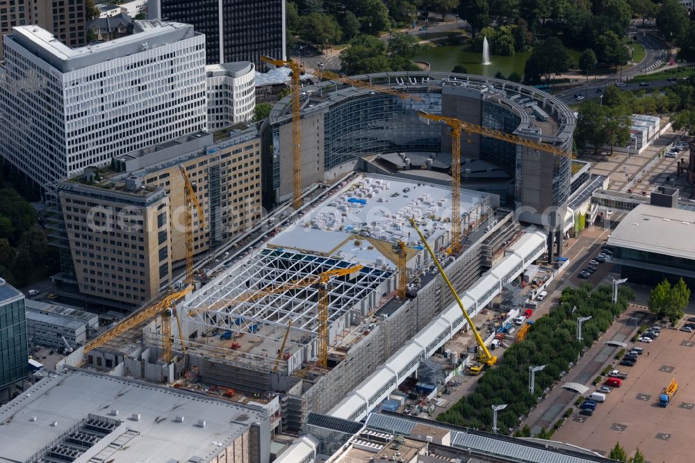 Aerial photograph Frankfurt am Main - Reconstruction and extension Construction site at the exhibition grounds and exhibition halls of the Biege Neubau Messehalle 5 on street Am Dammgraben in the district Westend in Frankfurt in the state Hesse, Germany
