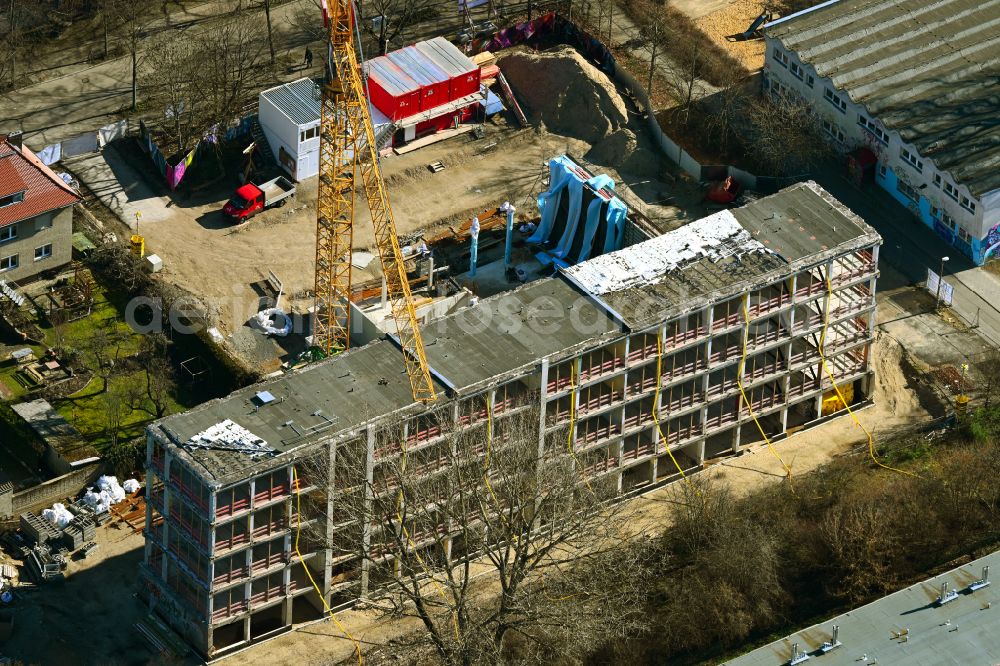 Aerial photograph Berlin - Construction sites for the conversion, expansion and modernization of the school building ELISABETH-CHRISTINEN-GRUNDSCHULE on street Lindenberger Strasse in the district Niederschoenhausen in Berlin, Germany