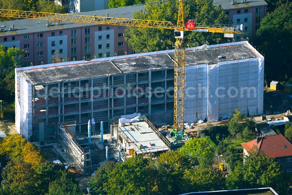 Aerial image Berlin - Construction sites for the conversion, expansion and modernization of the school building ELISABETH-CHRISTINEN-GRUNDSCHULE on street Lindenberger Strasse in the district Niederschoenhausen in Berlin, Germany