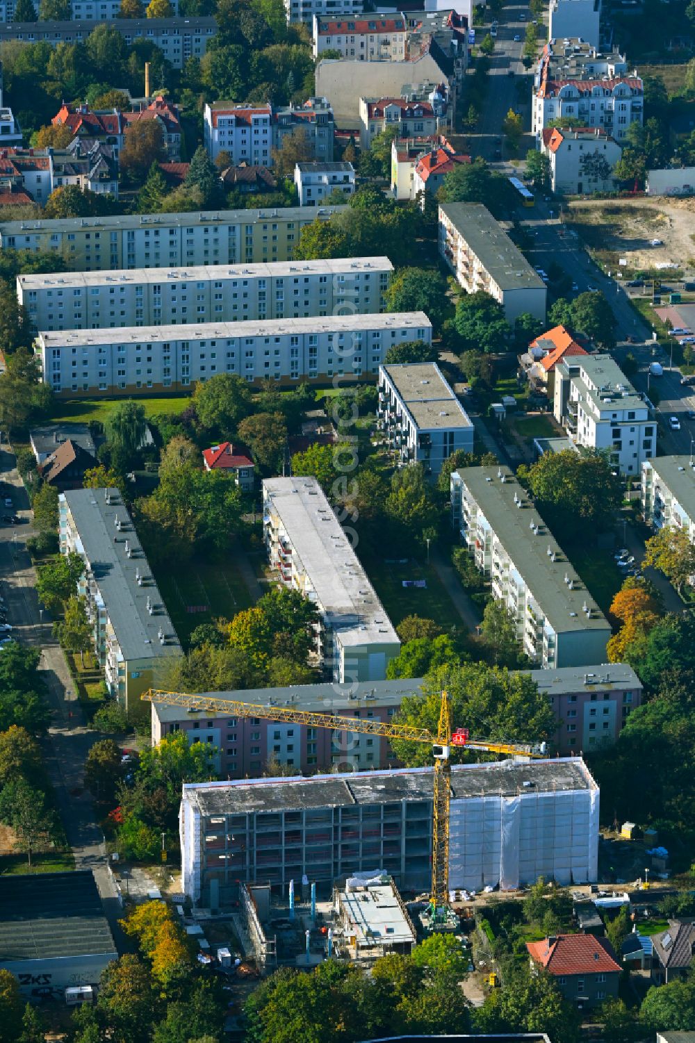 Aerial photograph Berlin - Construction sites for the conversion, expansion and modernization of the school building ELISABETH-CHRISTINEN-GRUNDSCHULE on street Lindenberger Strasse in the district Niederschoenhausen in Berlin, Germany