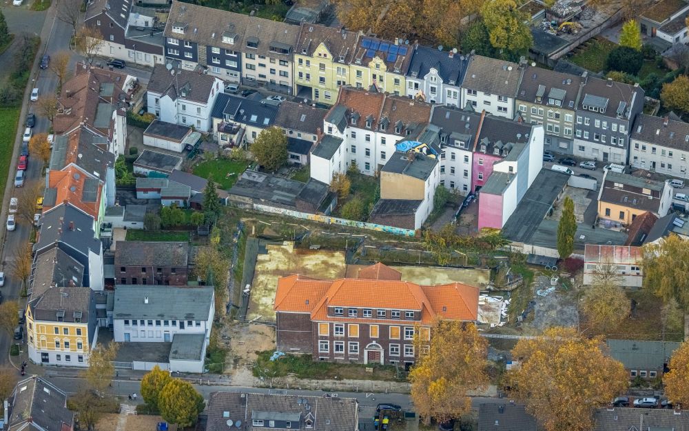 Aerial photograph Gelsenkirchen - Construction sites for the conversion, expansion and modernization of the school building of the Glueckaufschule in the district Ueckendorf in Gelsenkirchen at Ruhrgebiet in the state North Rhine-Westphalia, Germany