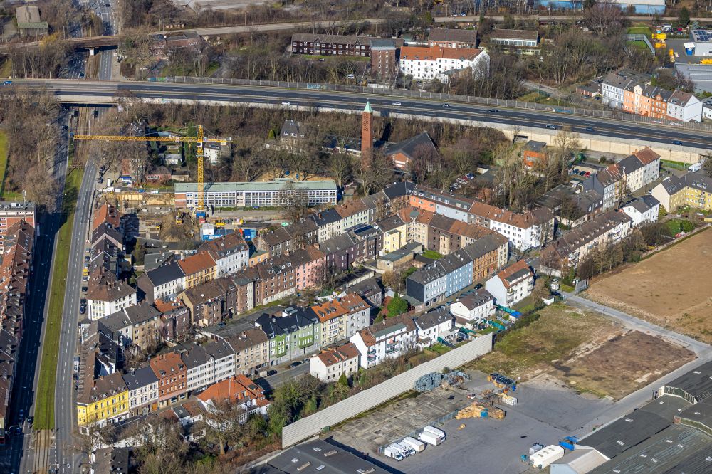 Gelsenkirchen from the bird's eye view: Construction sites for the conversion, expansion and modernization of the school building Grundschule Kurt-Schumacher-Strasse in the district Schalke-Nord in Gelsenkirchen at Ruhrgebiet in the state North Rhine-Westphalia, Germany