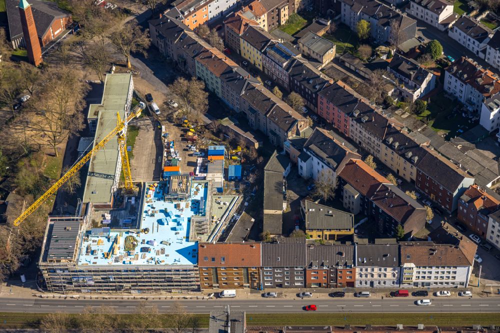 Gelsenkirchen from the bird's eye view: Construction sites for the conversion, expansion and modernization of the school building Grundschule Kurt-Schumacher-Strasse in the district Schalke-Nord in Gelsenkirchen at Ruhrgebiet in the state North Rhine-Westphalia, Germany