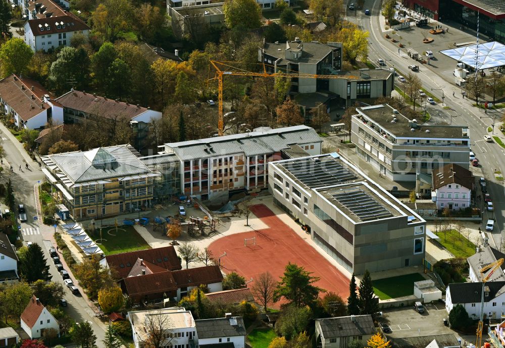 Unterföhring from the bird's eye view: Construction sites for the conversion, expansion and modernization of the school building a primary school on street Bahnhofstrasse in the district Unterfoehring on street Bahnhofstrasse in Unterfoehring in the state Bavaria, Germany