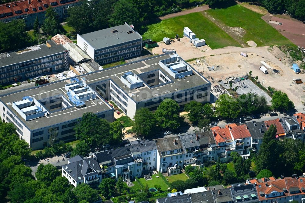 Aerial photograph Hannover - Construction sites for the conversion, expansion and modernization of the school building Gymnasium Sophienschule on street Lueerstrasse in the district Zoo in Hannover in the state Lower Saxony, Germany