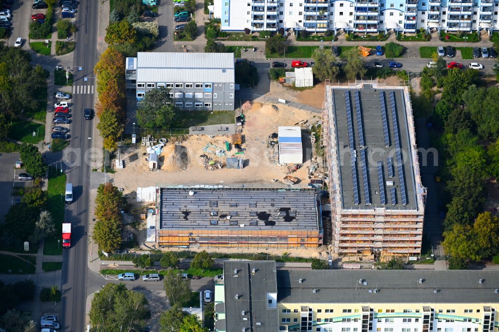 Berlin from the bird's eye view: Construction sites for the conversion, expansion and modernization of the school building Schule on Pegasuseck in the district Altglienicke in Berlin, Germany